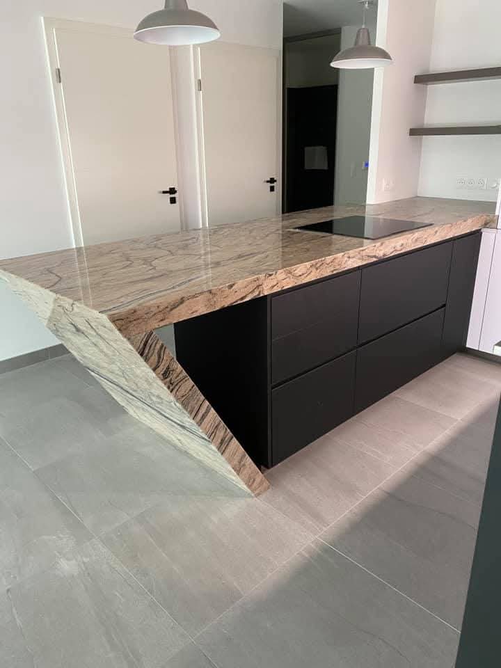 Table avec pied oblique